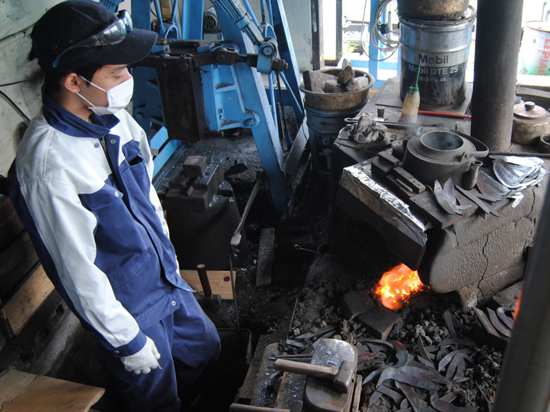 若き鍛冶師が作業する様子